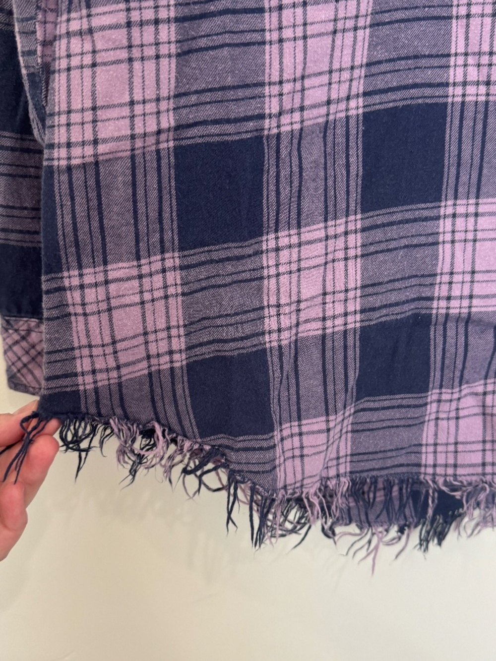 beachlunchlounge Frayed Hem Plaid‎ Flannel Size L Soft Cozy Tattered Grunge Top - Picture 2 of 4